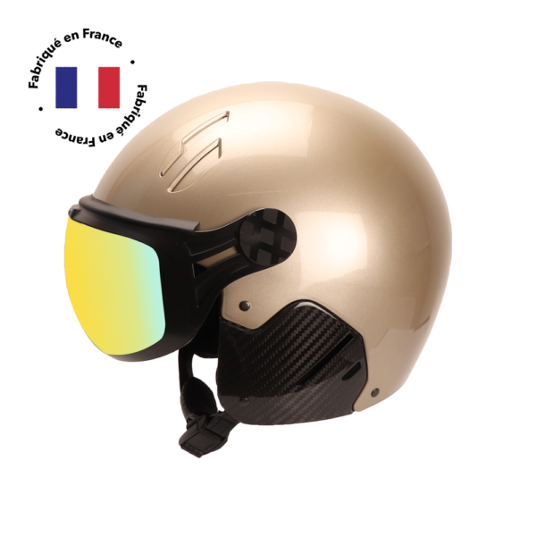 Le casque de ski Major Infinit de Diezz Sport présente un design élégant et moderne, disponible en bleu profond. Ce casque de fabrication française offre une protection optimale pour les skieurs, avec une coque extérieure robuste et un rembourrage intérieur confortable. Sa forme aérodynamique est conçue pour réduire la résistance à l'air tout en assurant une excellente couverture de la tête. Le casque est équipé d'un système de ventilation ajustable pour réguler la température et l'humidité. Il dispose probablement d'un système de fixation sécurisé avec une mentonnière rembourrée pour un ajustement parfait. Le Major Infinit intègre vraisemblablement des caractéristiques de sécurité avancées, telles qu'un système d'absorption des chocs et une compatibilité avec les masques de ski. Son design épuré et sa couleur bleu profond lui confèrent un aspect à la fois sportif et élégant, adapté aux pistes de ski comme aux moments de détente en station.